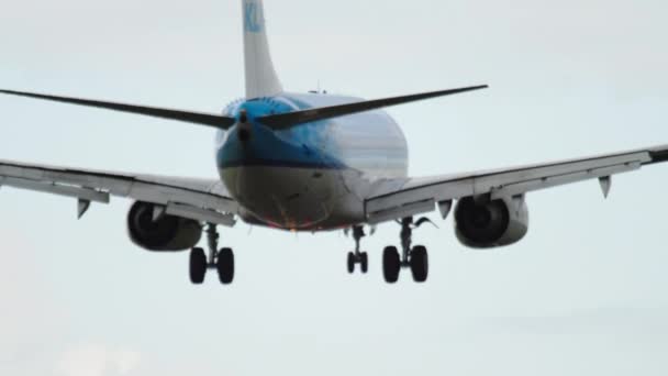 Avión aterrizando en un viento cruzado — Vídeos de Stock