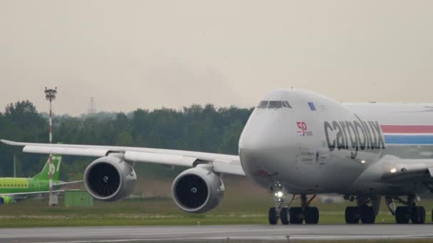 Cargolux Boeing 747 flygfraktfartyg taxar till godsterminalen efter landning — Stockvideo