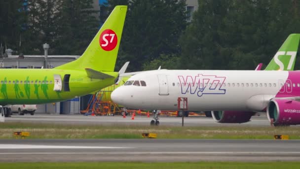 WizzAir Airbus A321 circulant sur l'aire de trafic — Video