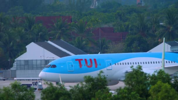 TUI Airways Boeing 787 Dreamliner sendo empurrado para trás do estacionamento antes da partida — Vídeo de Stock