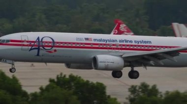 Malezya Havayolları Sistem Boeing 737 Phuket 'e iniyor