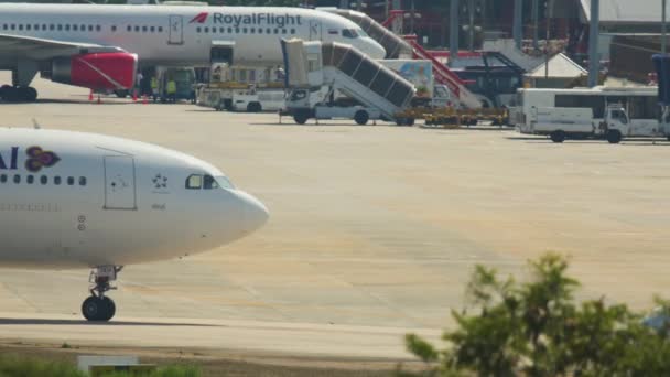 Phuket-ből induló kifutópályára guruló légitársaságok — Stock videók
