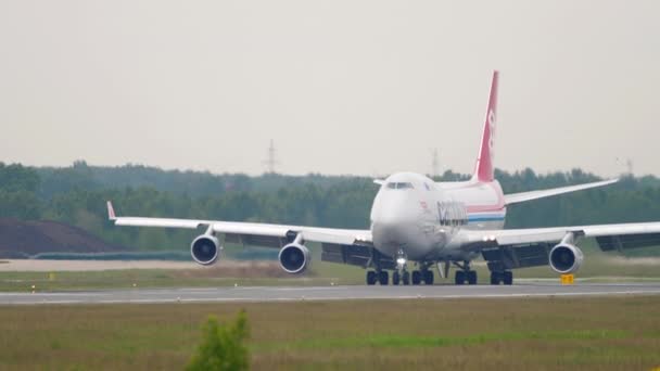 Cargolux Boeing 747 flygfraktfartyg bromsas upp efter landning — Stockvideo