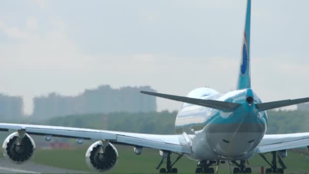 한국 항공 보잉 747기 출발 준비 — 비디오