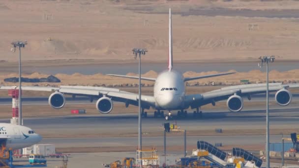 Airbus A380 circulant jusqu'au terminal après l'atterrissage à l'aéroport international de Hong Kong — Video