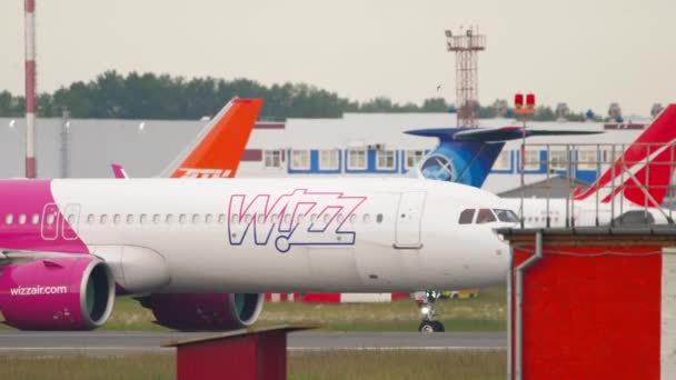 WizzAir Airbus A321 meluncur di landasan pacu — Stok Video