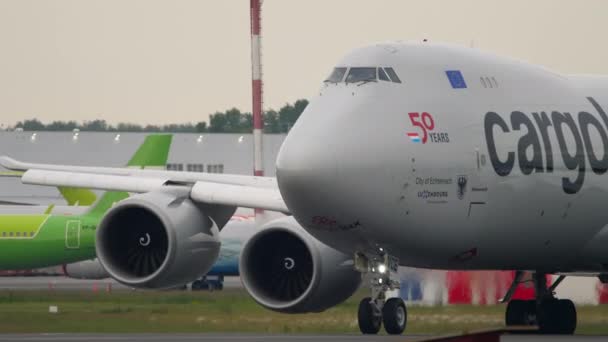 Cargolux Boeing 747 aeronavigabile in taxi verso il terminal merci dopo l'atterraggio — Video Stock