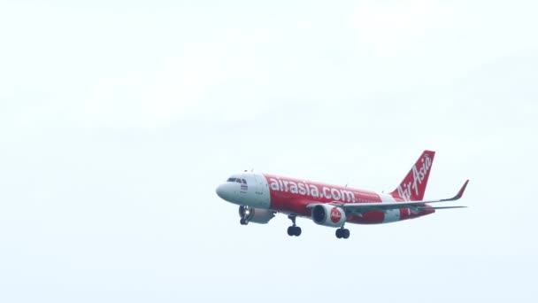 Airbus A320 приземляется в аэропорту Пхукета — стоковое видео