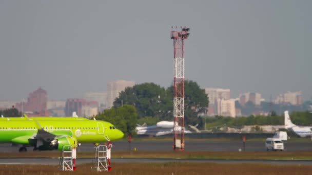 S7 Airlines Airbus A320 uçağı indikten sonra taksicilik yapıyor. — Stok video