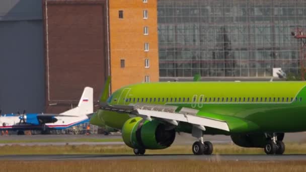 L'Airbus A320 de S7 Airlines décélère après l'atterrissage — Video