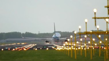 Çapraz rüzgara iniş yapan uçak.