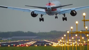 Amerikan Havayolları Boeing 767 iniş yapıyor.