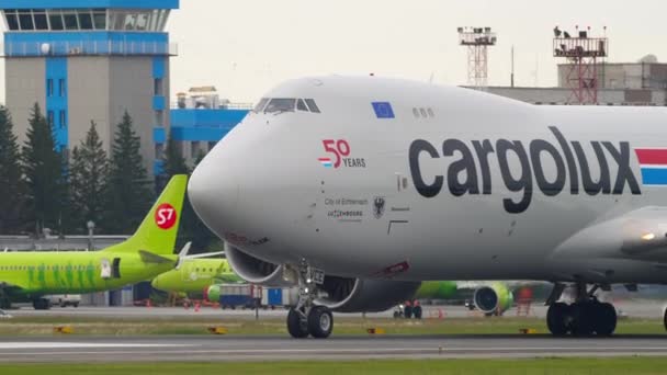 Cargolux Boeing 747 flygfraktfartyg taxar till godsterminalen efter landning — Stockvideo