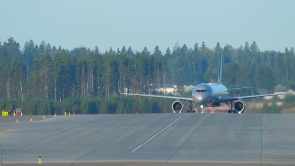 Αεροσκάφος Airbus A320 που τροχοδρομεί μετά την προσγείωση — Αρχείο Βίντεο
