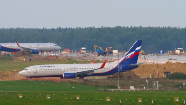 Aeroflot - Rus Havayolları Boeing 737 uçağı kalkış pozisyonunu bekliyor — Stok video