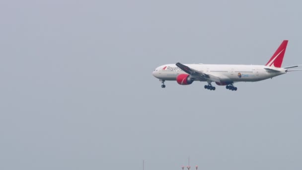 Посадка самолета Boeing 777 — стоковое видео