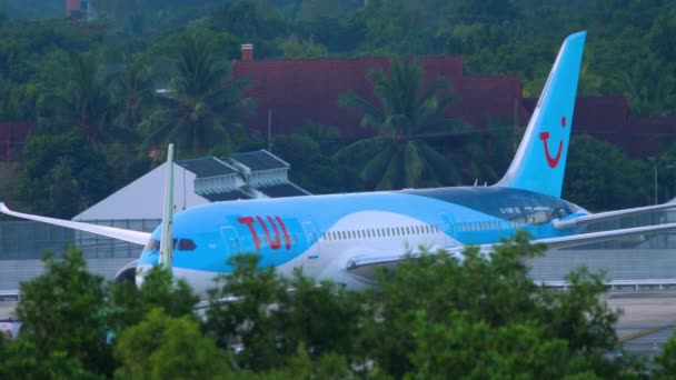 TUI Airways Boeing 787 Dreamliner ωθείται πίσω από τη στάθμευση πριν από την αναχώρηση — Αρχείο Βίντεο