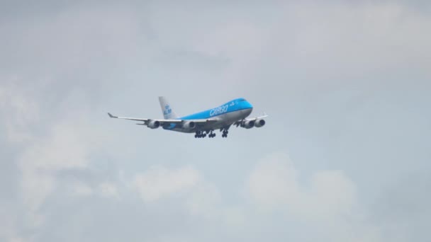 KLM Cargo Boeing 747 Luftfrachter im letzten Landeanflug — Stockvideo