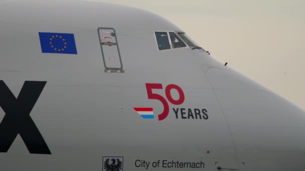 Close-up zicht op Cargolux Boeing 747 cockpit. — Stockvideo