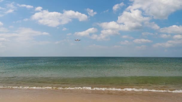 Avion de ligne approchant de la plage océanique — Video