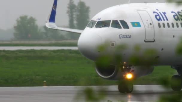 Air Astana Airbus 320 приближается — стоковое видео