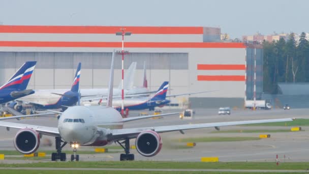 Rossiya Airlines Boeing 777 avión de línea rodaje a la pista para despegar — Vídeo de stock