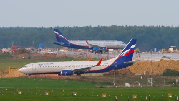 Aeroflot - Rus Havayolları Boeing 737 uçağı kalkış pozisyonunu bekliyor — Stok video