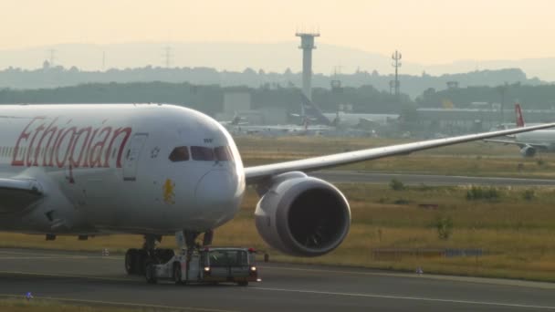 Odholowywanie samolotu od obsługi technicznej — Wideo stockowe