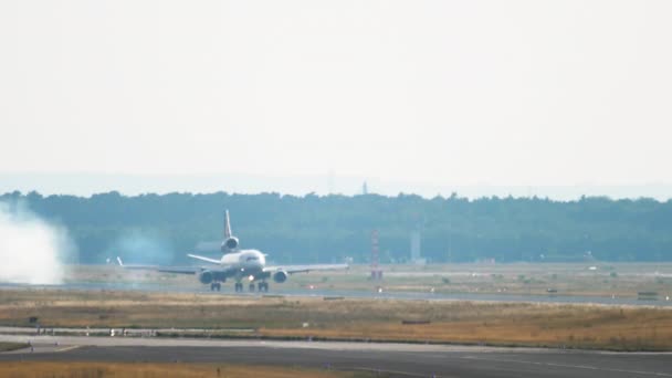 Großraumflugzeug landet in Frankfurt — Stockvideo