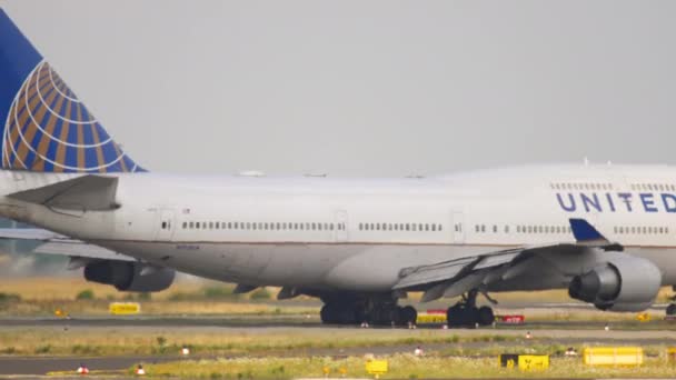 Passagierflugzeug Boeing 747 von United Airlines rollt zur Startbahn — Stockvideo