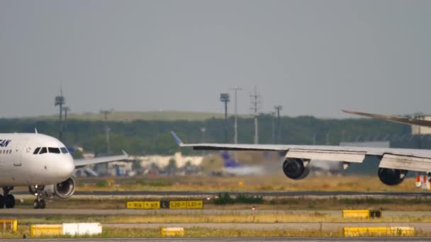 Airbus Aegean 321 taxiando para pista para partida. — Vídeo de Stock