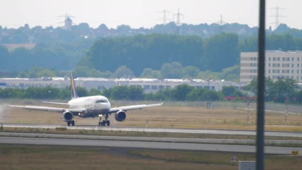 Lufthansa Airbus A320 landning i Frankfurt — Stockvideo