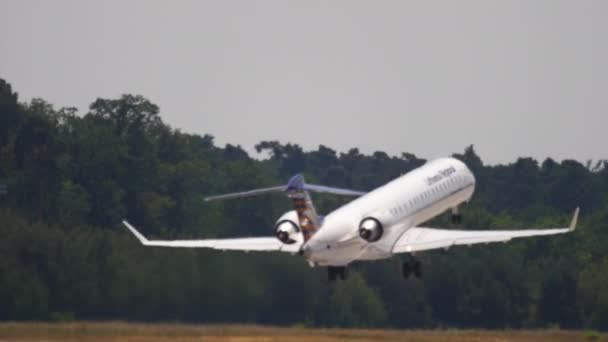 Lufthansa Regional Bombardier CRJ-900 avião decolando — Vídeo de Stock