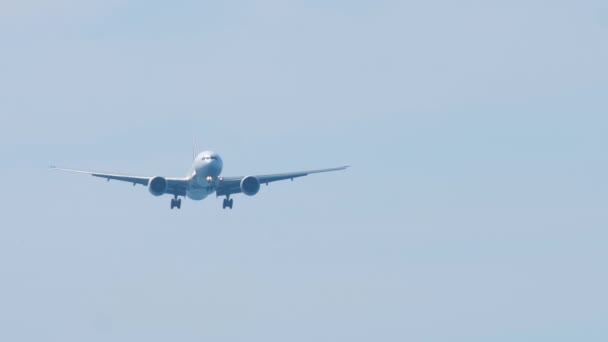 Avión acercándose al aeropuerto sobre el océano — Vídeos de Stock