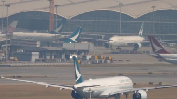 香港国際空港発のワイドボディ旅客機 — ストック動画