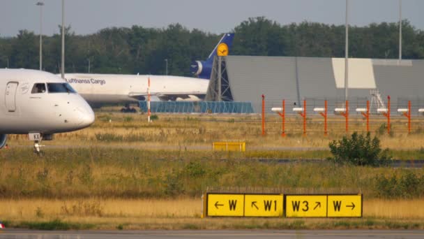 A leszállás után a terminálra guruló regionális légitársaságok. — Stock videók