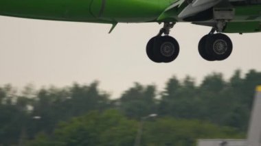 S7 Embraer 170 bölgesel jet uçağı iniyor. Yakın plan..