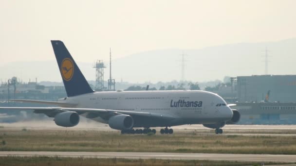 Airbus A380 avion de ligne au sol pour le départ. — Video