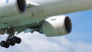 Boeing 777 Phuket havaalanına iniyor.