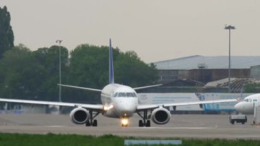 Bölgesel jet uçağı kalkışa hazırlanıyor..