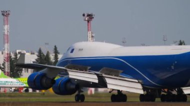 Cargolux Boeing 747 kargo gemisi indikten sonra fren yapıyor.