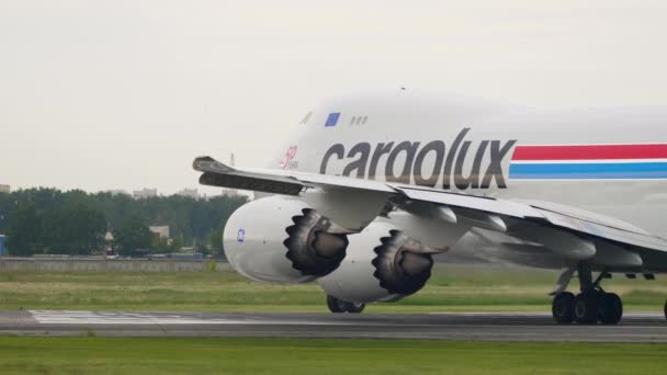 Samolot Cargolux Boeing 747 włącza drogę kołowania. — Wideo stockowe