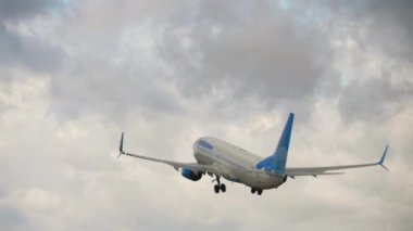 Boeing 737 kalkıştan sonra tırmanıyor.