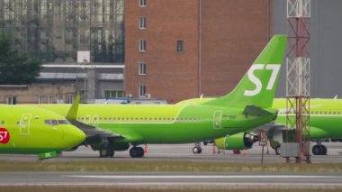 S7 Havayolları Boeing 737 uçağı kalkış için piste iniyor.