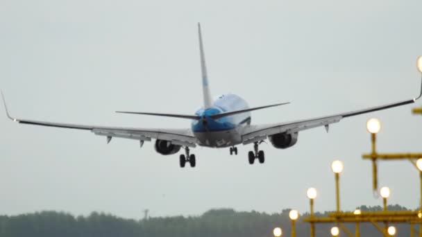 Avión aterrizando en un viento cruzado — Vídeos de Stock