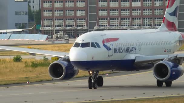 Airbus 319 British Airways rollt zur Landebahn — Stockvideo