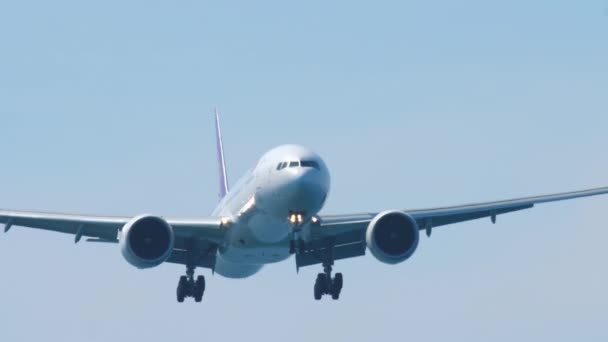 Боїнг 777 приземлився в аеропорту Пхукет — стокове відео