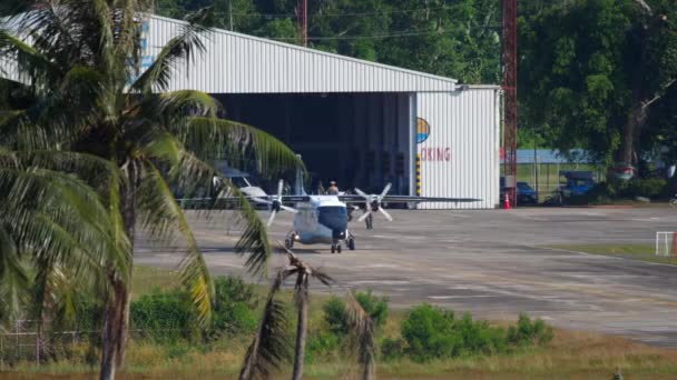 Royal Thai Navy malé dopravní aircaft pojíždění z hangáru — Stock video