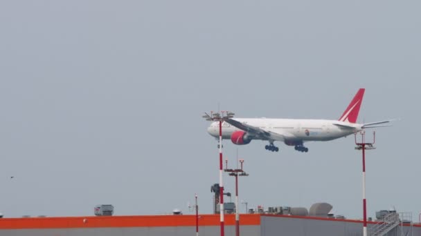 Boeing 777 uçağı iniyor. — Stok video