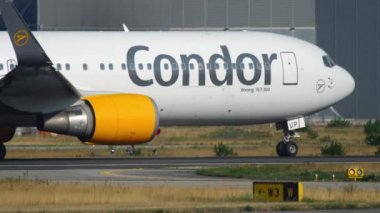 Condor Havayolları Boeing 767 kalkışa hazırlanıyor.